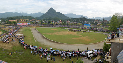 Traditional horse racing in Bac Ha